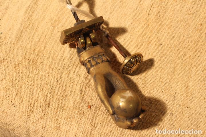 Antig&uuml;edades: tirador picaporte aldaba de bronce mano - Foto 3