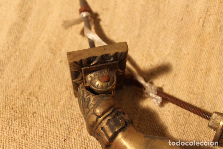 Antig&uuml;edades: tirador picaporte aldaba de bronce mano - Foto 4