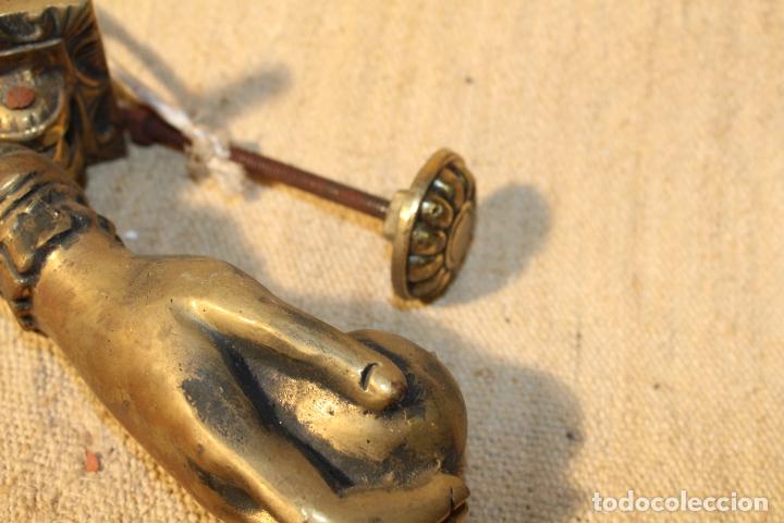 Antig&uuml;edades: tirador picaporte aldaba de bronce mano - Foto 5