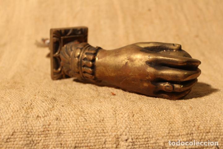 Antig&uuml;edades: tirador picaporte aldaba de bronce mano - Foto 6