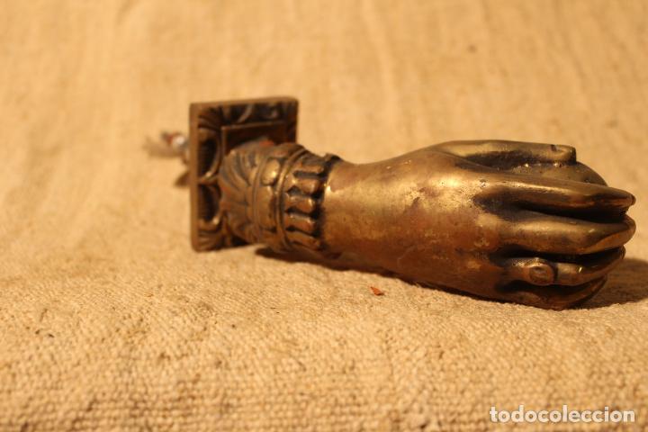 Antig&uuml;edades: tirador picaporte aldaba de bronce mano - Foto 7