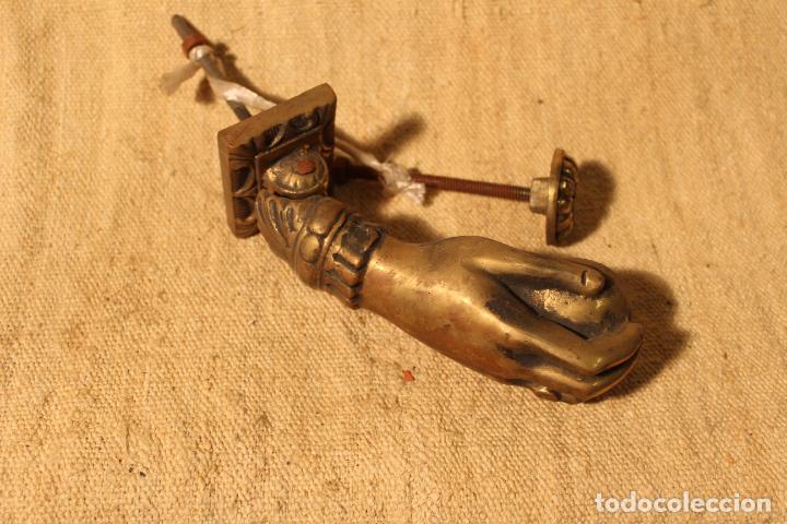 Antig&uuml;edades: tirador picaporte aldaba de bronce mano - Foto 1