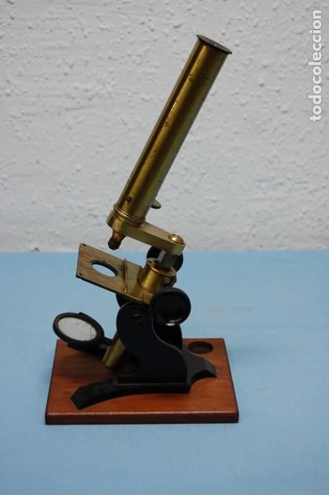 Antig&uuml;edades: MICROSCOPIO LATON CON BASE DE MADERA - Foto 1