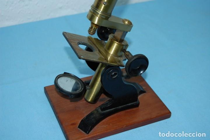 Antig&uuml;edades: MICROSCOPIO LATON CON BASE DE MADERA - Foto 2