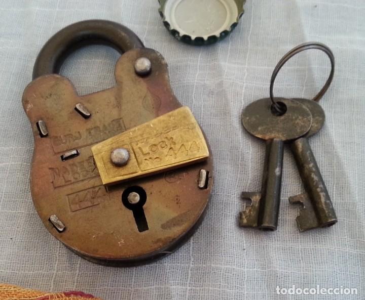 Antig&uuml;edades: Candado tipo Americano. Con llave y funcionando. - Foto 1
