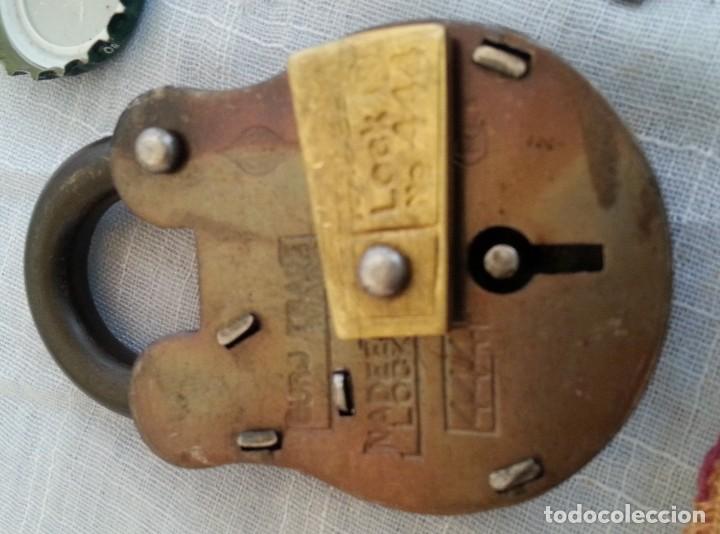Antig&uuml;edades: Candado tipo Americano. Con llave y funcionando. - Foto 2