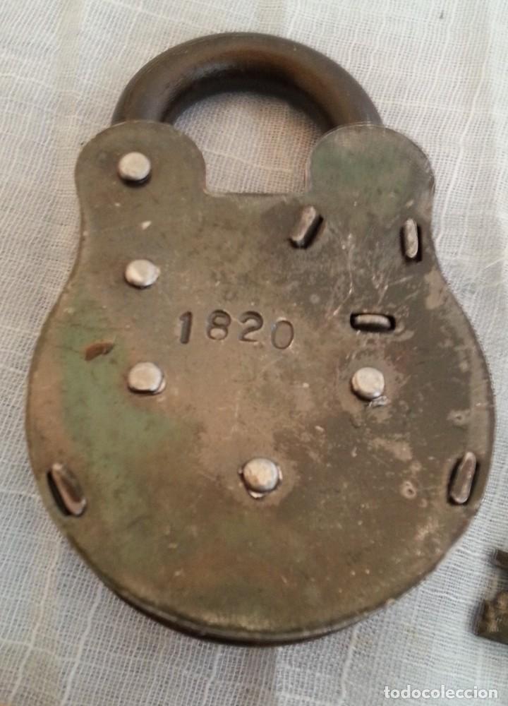 Antig&uuml;edades: Candado tipo Americano. Con llave y funcionando. - Foto 5