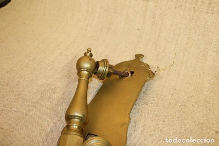 Antig&uuml;edades: picaporte aldaba de bronce - Foto 2