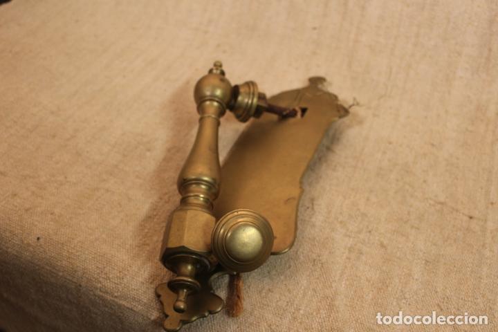 Antig&uuml;edades: picaporte aldaba de bronce - Foto 3