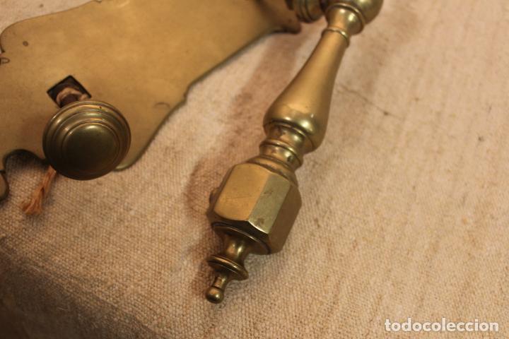 Antig&uuml;edades: picaporte aldaba de bronce - Foto 4