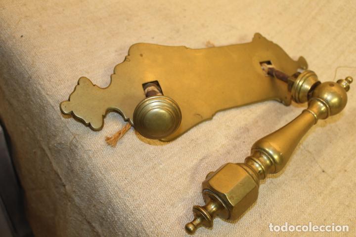 Antig&uuml;edades: picaporte aldaba de bronce - Foto 6