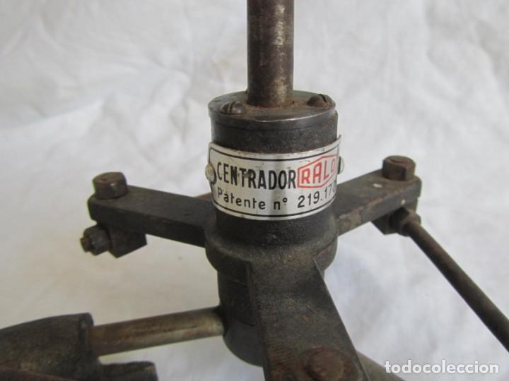 Antig&uuml;edades: Herramienta de hierro centrador Ralo Patentado - Foto 2