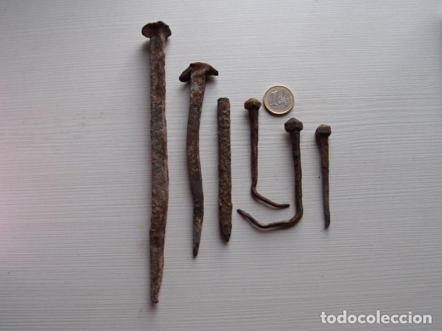 Antig&uuml;edades: Clavos muy antiguos. - Foto 1