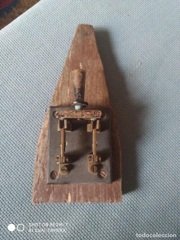 Antigüedades: Conmutador eléctrico sobre madera - Foto 1 - 197540253