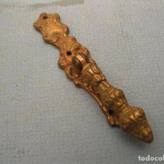 Antigüedades: TIRADOR DE PUERTA DE MUEBLE, DE LATON (PLACA 8,5X1,8CM APROX)