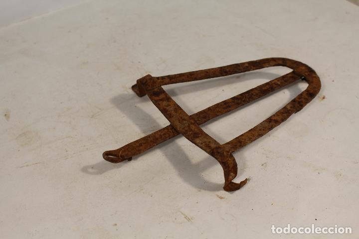 Antig&uuml;edades: planchero antiguo en hierro de forja - Foto 2