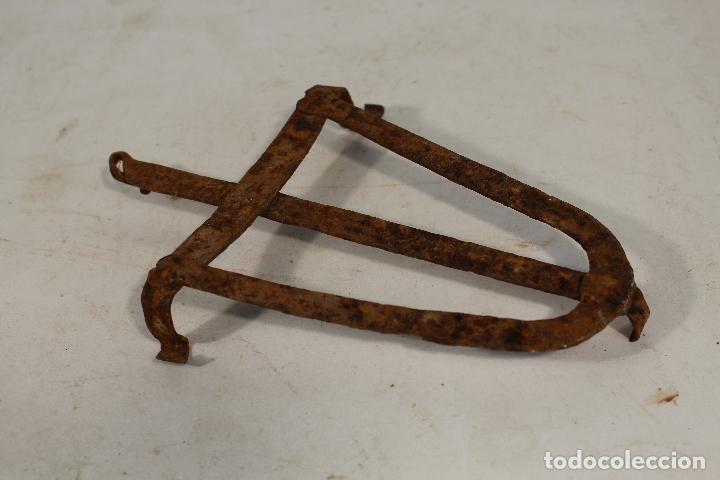 Antig&uuml;edades: planchero antiguo en hierro de forja - Foto 1
