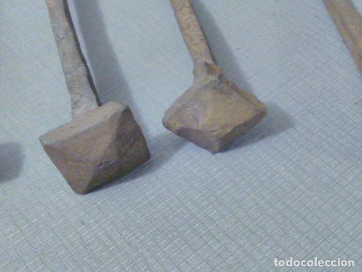 Antig&uuml;edades: Lote de 6 clavos de forja. - Foto 2