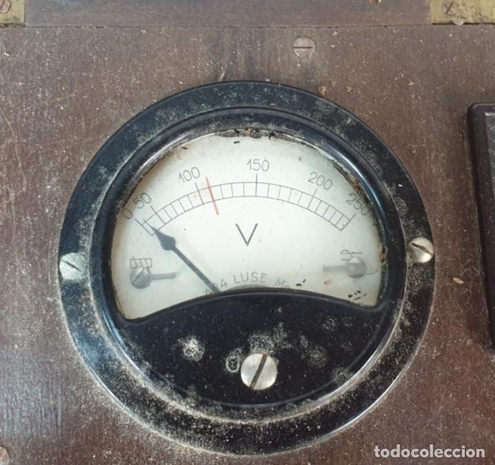 Antig&uuml;edades: VOLTIMETRO. CAJA DE MADERA. DOBLE ENCHUFE. SELECTOR DE VOLTAJE. CIRCA 1940. - Foto 2