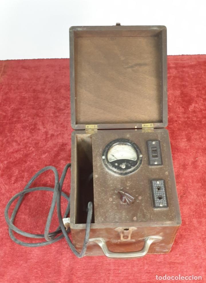 Antig&uuml;edades: VOLTIMETRO. CAJA DE MADERA. DOBLE ENCHUFE. SELECTOR DE VOLTAJE. CIRCA 1940. - Foto 1