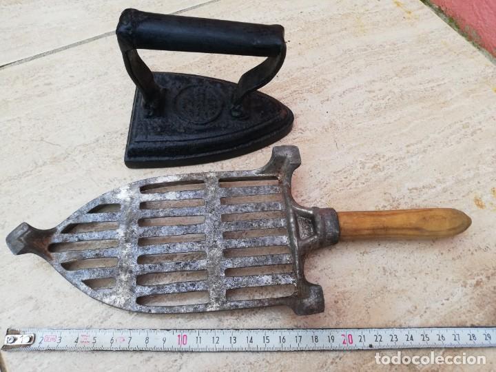 Antig&uuml;edades: Antigua plancha de hierro con soporte - Foto 3