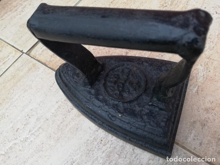 Antig&uuml;edades: Antigua plancha de hierro con soporte - Foto 4