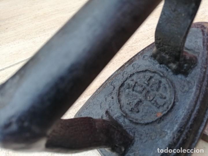 Antig&uuml;edades: Antigua plancha de hierro con soporte - Foto 5