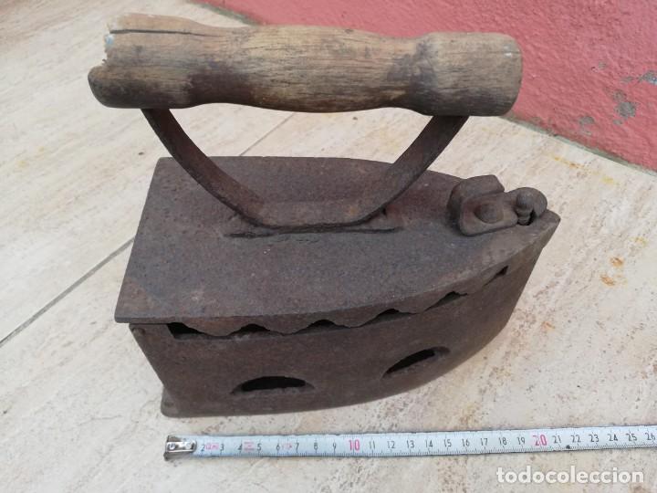 Antig&uuml;edades: Antigua plancha de carb&oacute;n - Foto 2