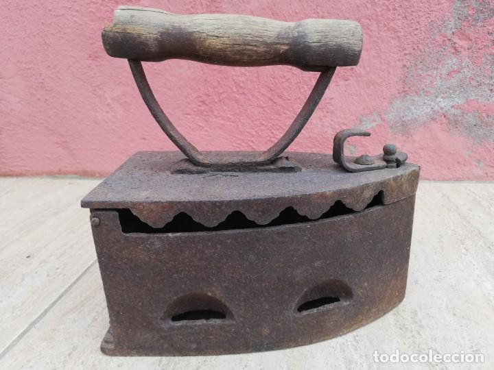Antig&uuml;edades: Antigua plancha de carb&oacute;n - Foto 3