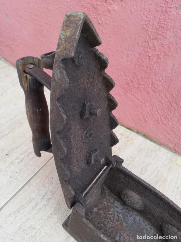 Antig&uuml;edades: Antigua plancha de carb&oacute;n - Foto 8