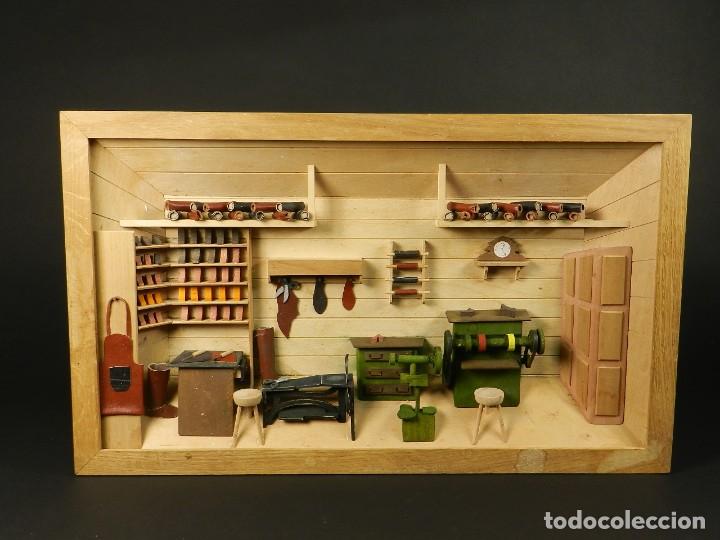 Antig&uuml;edades: CUADRO DE MADERA TALLER DE ZAPATERO 3D - Foto 1