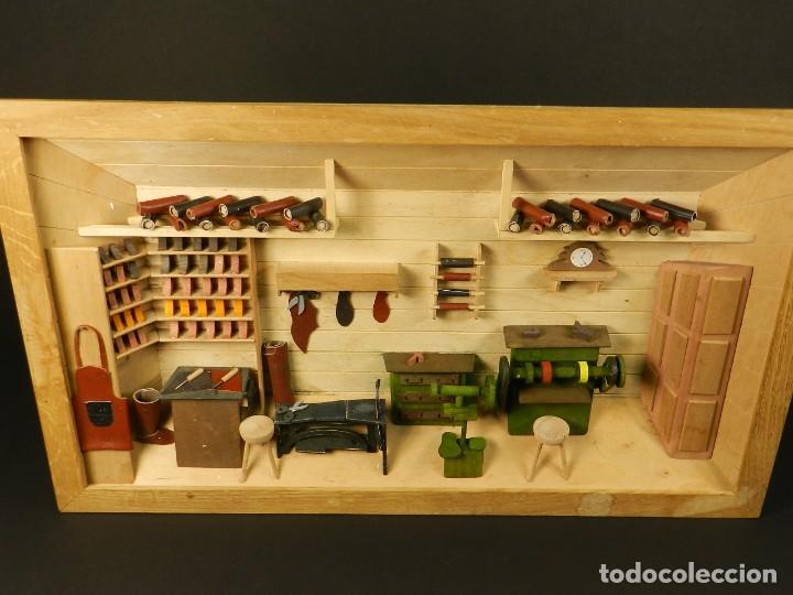 Antig&uuml;edades: CUADRO DE MADERA TALLER DE ZAPATERO 3D - Foto 3