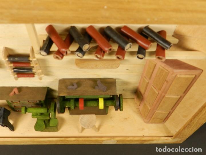 Antig&uuml;edades: CUADRO DE MADERA TALLER DE ZAPATERO 3D - Foto 4