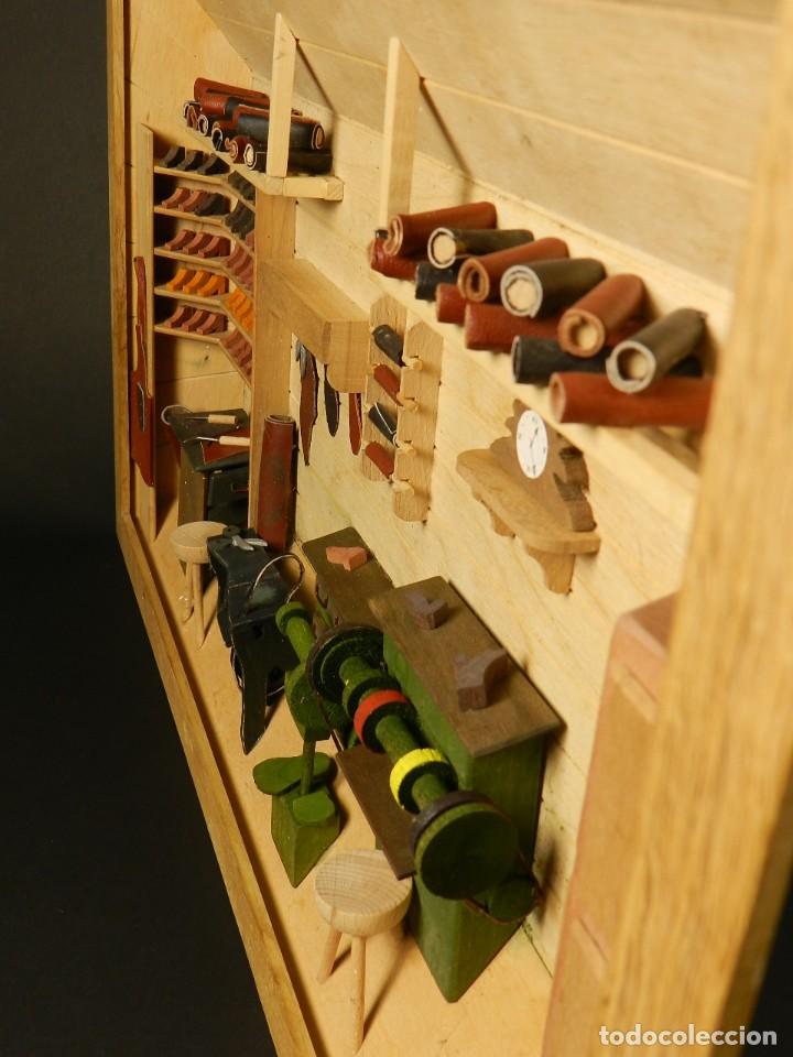 Antig&uuml;edades: CUADRO DE MADERA TALLER DE ZAPATERO 3D - Foto 10