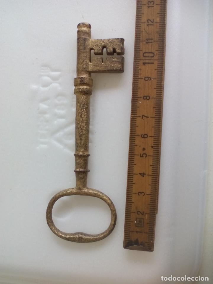 Antig&uuml;edades: ANTIGUA LLAVE DE HIERRO PARA PUERTA. - Foto 2