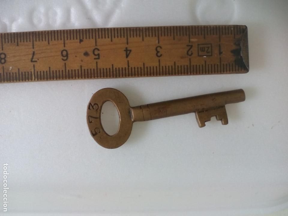 Antig&uuml;edades: ANTIGUA LLAVE DE DE BRONCE O LAT&Oacute;N PARA PUERTA. - Foto 1