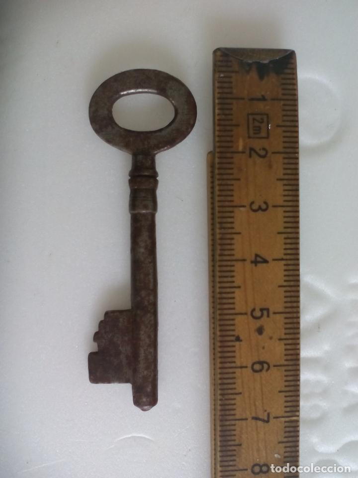 Antig&uuml;edades: ANTIGUA LLAVE DE HIERRO PARA PUERTA. - Foto 2