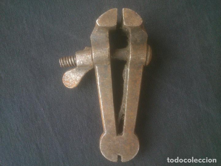 Antig&uuml;edades: ANTIGUO GATO EN METAL  TORNILLO DE MANO - Foto 3