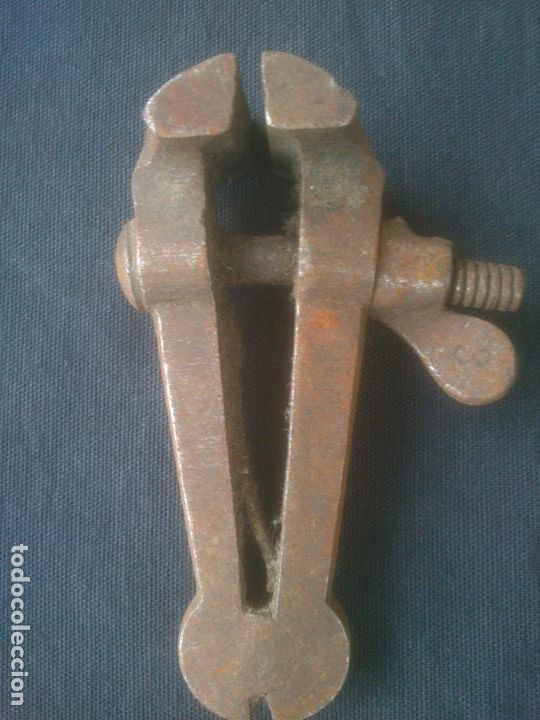 Antig&uuml;edades: ANTIGUO GATO EN METAL  TORNILLO DE MANO - Foto 1