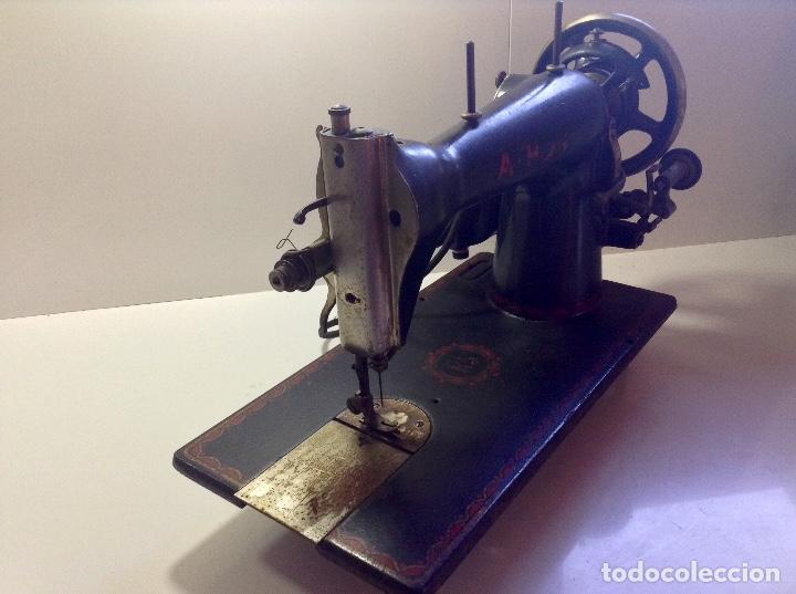 Antig&uuml;edades: Maquina coser Athos - Foto 4