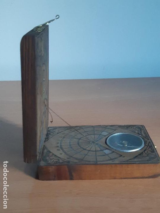 Antig&uuml;edades: Br&uacute;jula y reloj de sol en madera (A&ntilde;os 70) - Foto 7