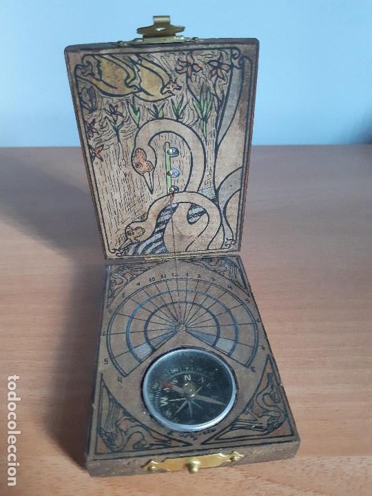 Antig&uuml;edades: Br&uacute;jula y reloj de sol en madera (A&ntilde;os 70) - Foto 1
