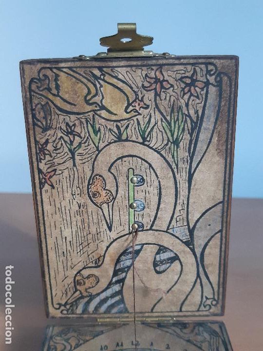 Antig&uuml;edades: Br&uacute;jula y reloj de sol en madera (A&ntilde;os 70) - Foto 3