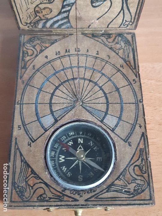 Antig&uuml;edades: Br&uacute;jula y reloj de sol en madera (A&ntilde;os 70) - Foto 4