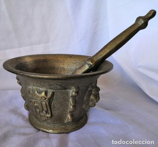 Antig&uuml;edades: GRAN MORTERO DE BRONCE CON SU MANO DE 20 CM - Foto 1