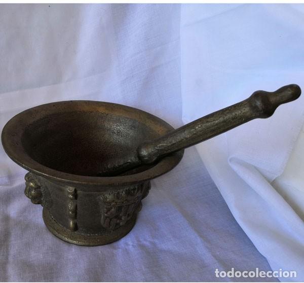 Antig&uuml;edades: GRAN MORTERO DE BRONCE CON SU MANO DE 20 CM - Foto 2