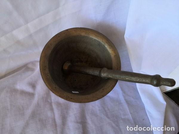 Antig&uuml;edades: GRAN MORTERO DE BRONCE CON SU MANO DE 20 CM - Foto 3