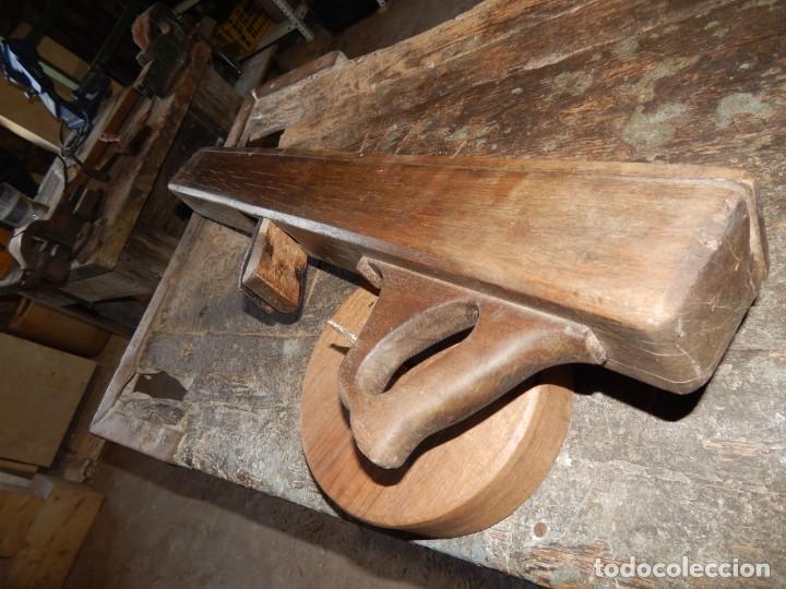 Antig&uuml;edades: gran cepillo de encina y forja  del pasado siglo - Foto 1