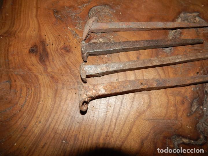 Antig&uuml;edades: 4 s&oacute;lidos clavos de forja  xviii - Foto 1