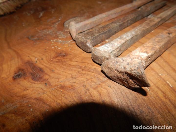 Antig&uuml;edades: 4 s&oacute;lidos clavos de forja  xviii - Foto 2